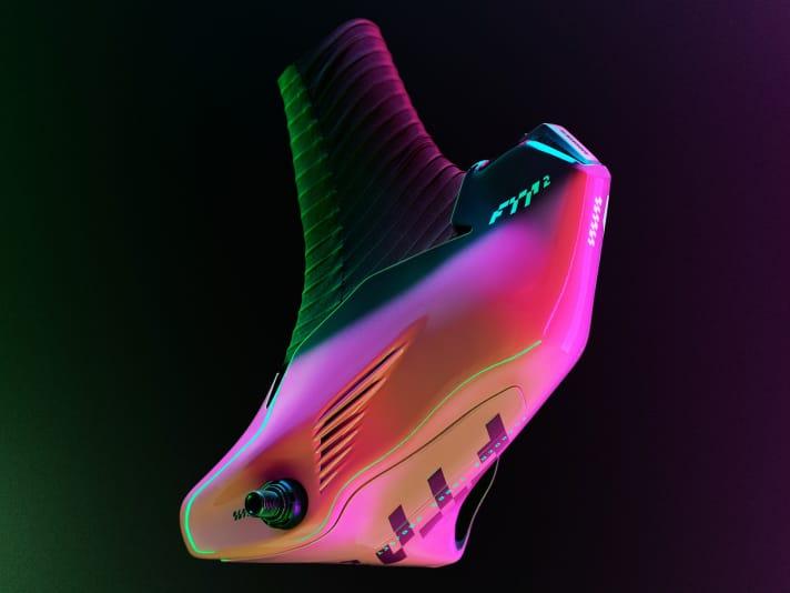 Kann man das noch als Schuhe bezeichnen? Die aero-optimierte Konstruktion soll direkt mit der Pedalachse verbunden sein, geschnürt wird offenbar per Funksteuerung.