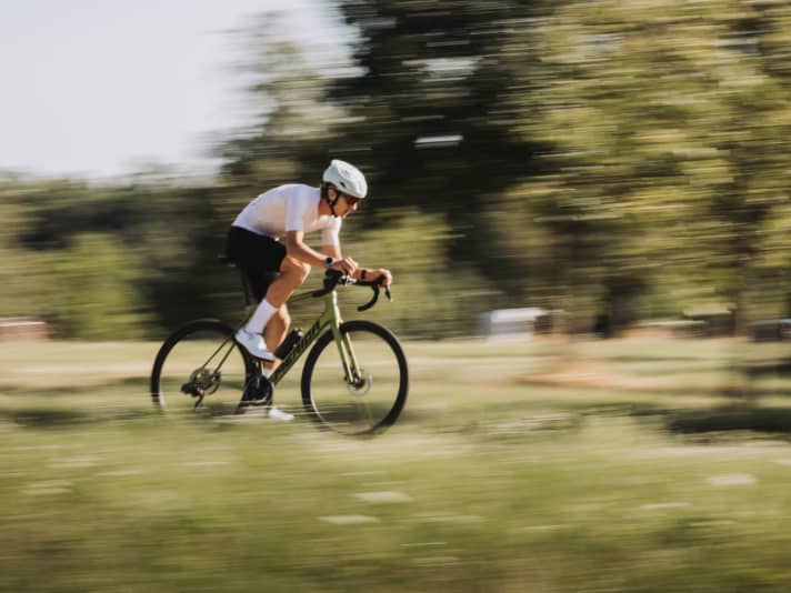 Malgré son poids relativement élevé, le GR 8000 permet de rouler à vive allure. C'est sur les terrains faciles que ce vélo tout-terrain se sent le plus à l'aise.