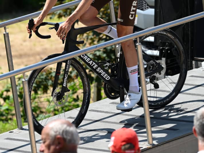 “Create Speed” steht auf dem Unterrohr des BMC-Prototypen. Das Steuerrohr ist in die Länge gezogen, die Gabelholme extrem weit ausgestellt.