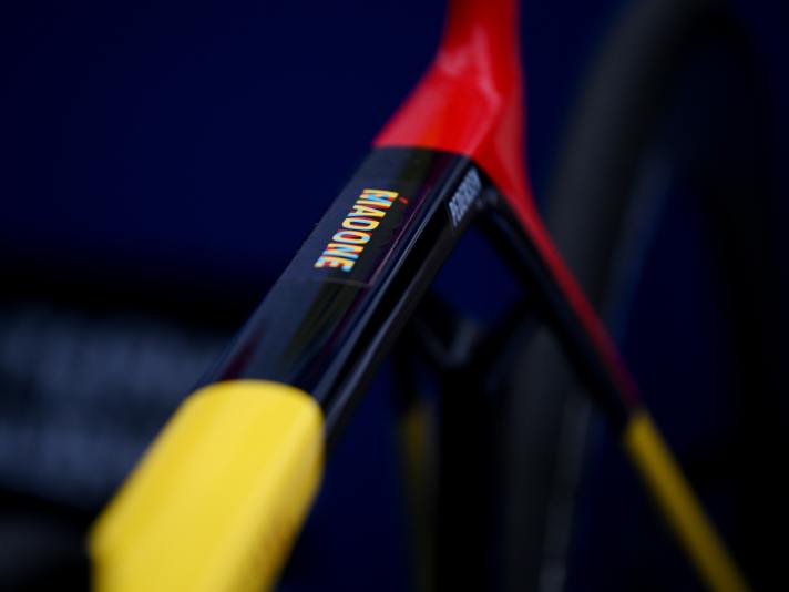 Neues Madone oder Émonda?: Trek lässt uns noch im Unklaren und klebt auf die Arbeitsgeräte von Mads Pedersen einen Aufkleber mit beiden Modellbezeichnungen.