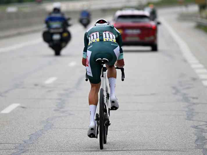 Self-imposed goals: Mathieu van der Poel chases the lead car in the green jersey at the Dauphiné