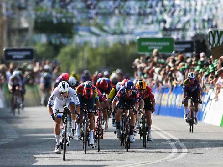 Lorena Wiebes geht schon früh nach vorne