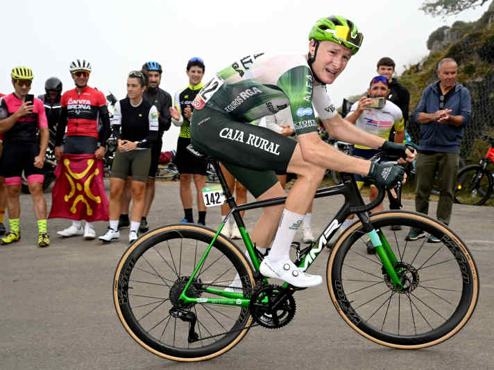Mit Gesamtrang 13 bei der Vuelta holte Caja-Rural-Profi Abel Balderstone im Jahr 2025 das beste Resultat eines Spaniers bei einer Grand Tour.