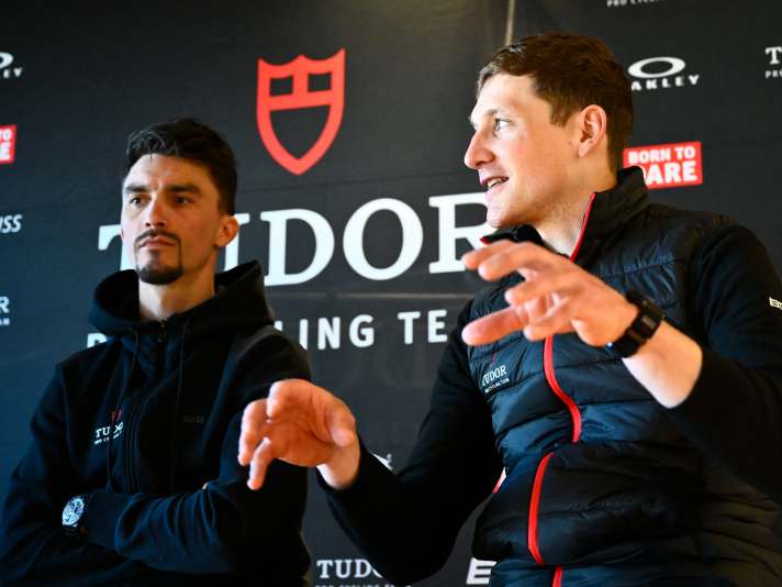 Avec Julian Alaphilippe (à gauche) et Stefan Küng, ce sont deux vétérans qui sont à la tête de l'équipe Tudor Pro Cycling.