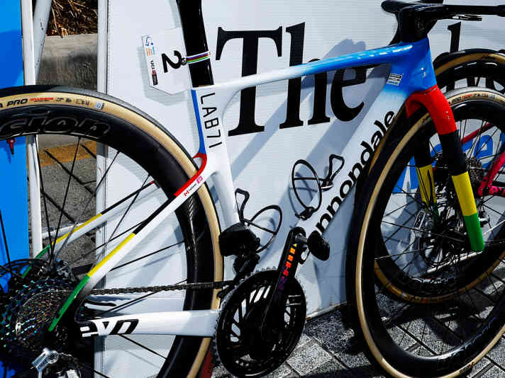 Comme sur le modèle précédent, le tube de selle devient de plus en plus fin en direction du pédalier. La nouveauté réside également dans le "coude" des haubans et les extrémités de la chute UDH.