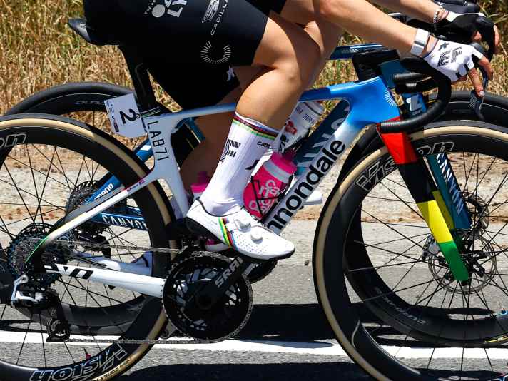 The head tube is longer than on the previous SuperSix Evo from Cannondale. The transition to the down tube has also been given a new, more angular design.