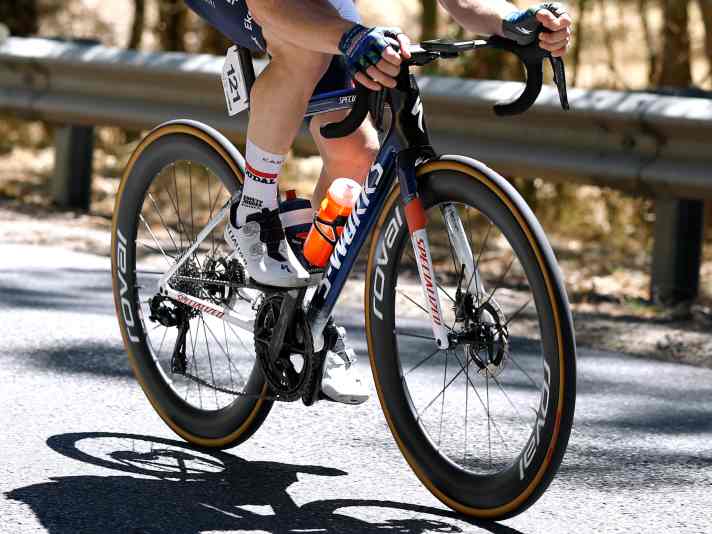 Alberto Dainese und seine Soudal-Teamkollegen fahren exakt das gleiche S-Works Tarmac SL8 wie in der Vorsaison. Selbst die Lackierung ist identisch zum Arbeitsgerät aus 2025.