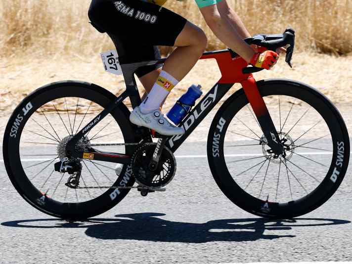 Uno-X Mobility wird weiter von Ridley mit Rädern wie dem Aero-Boliden Noah Fast (im Bild) beliefert. Allerdings: Das norwegische Team wechselte für die aktuelle Saisosn von Shimano zu SRAM.