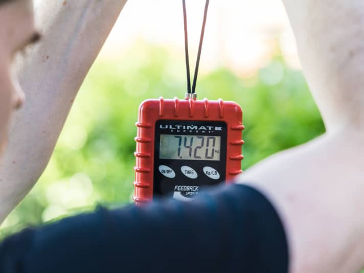 Das Profi-Rad von Tadej Pogacar (Colnago V4Rs) hing mit Pedalen, Computer, Flaschen, Transponder und GPS-Sender mit 7,42 Kilogramm an der TOUR-Waage. Die leichtesten Wettkampfräder ohne Zubehör wiegen rund 6,6 Kilogramm, die schwersten Modelle können bis zu 9,0 Kilogramm auf die Waage bringen.