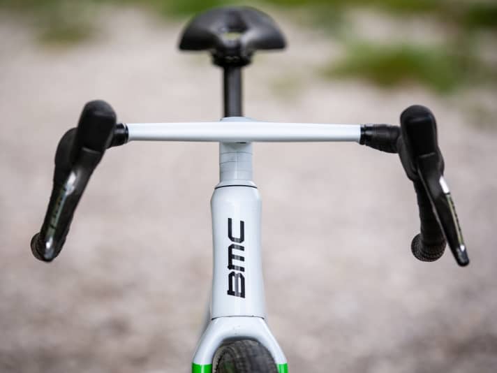 Aerodynamic handlebar units are often found, the handlebars are usually narrower than on conventional gravel bikes