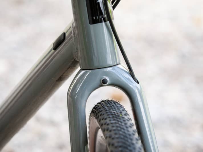 Gabel und Rahmen an Gravelbikes haben Platz für bis zu 50-Millimeter-Schlappen. Das Gros der Modelle rollt auf 40 Millimeter breiten Pneus - mit wenig Profil oder mit groben Stollen.