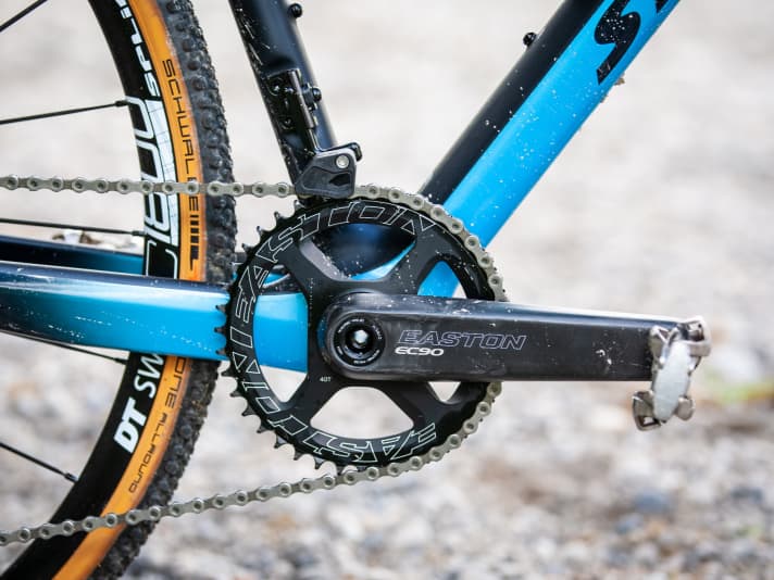 Comme il n'est pas nécessaire d'avoir une grande largeur de bande, les transmissions à plateau unique sont de plus en plus populaires sur les cyclocross.