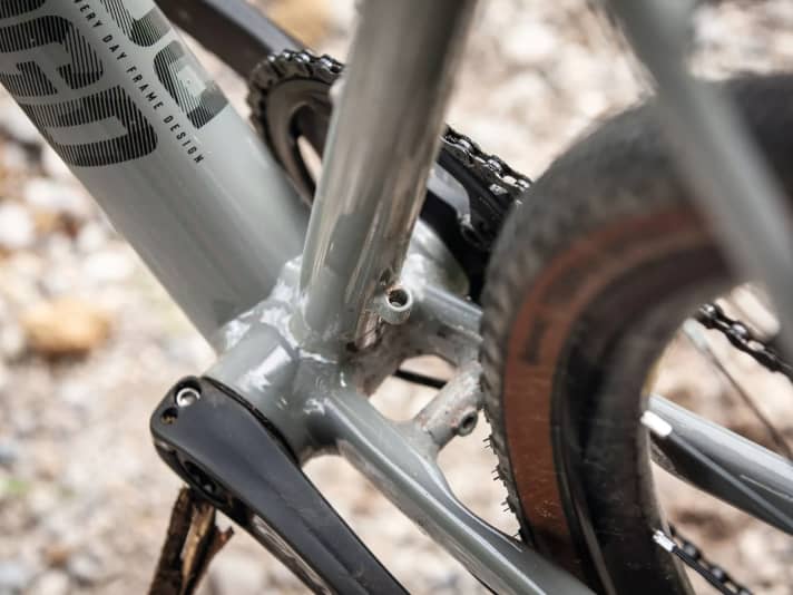 Dank Zuggegenhalter am Sitzrohr lässt sich eine Zweifach-Kurbel mit Umwerfer nachrüsten