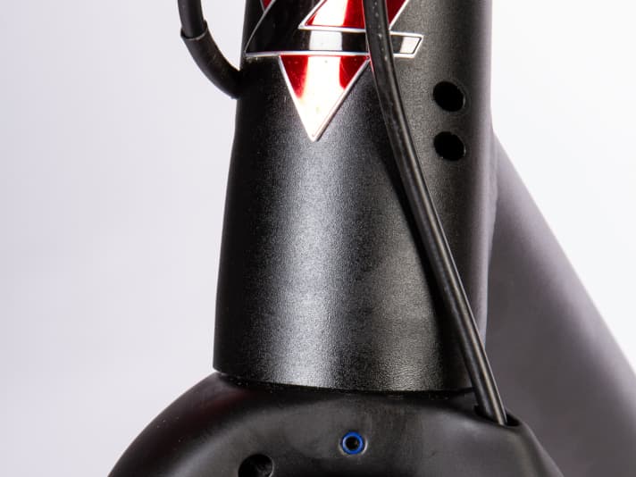 The cables are flush-mounted without rattling, the fork has a channel for a light cable