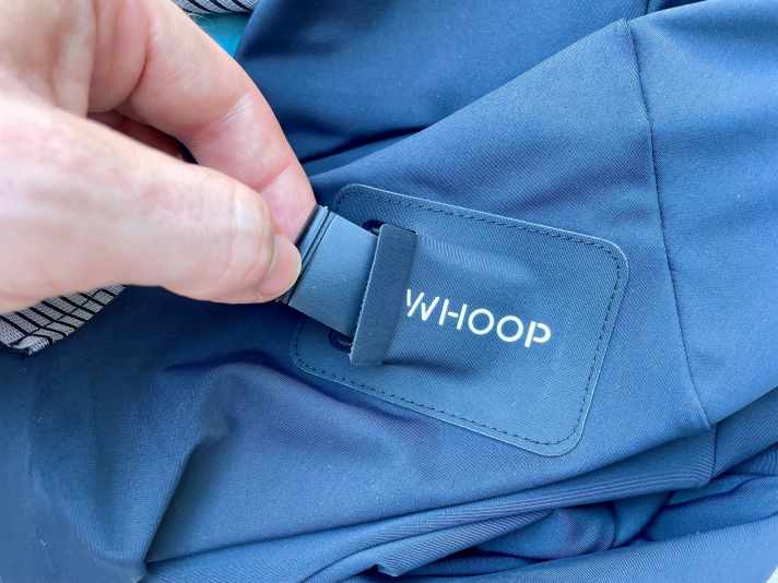 Der Whoop-Sensor wird in ein kleines Täschchen auf der Rückseite der Assos-Hose gesteckt.
