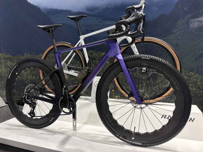Raymon surprend les visiteurs du salon avec un nouveau vélo de gravel de course baptisé Kenthii.