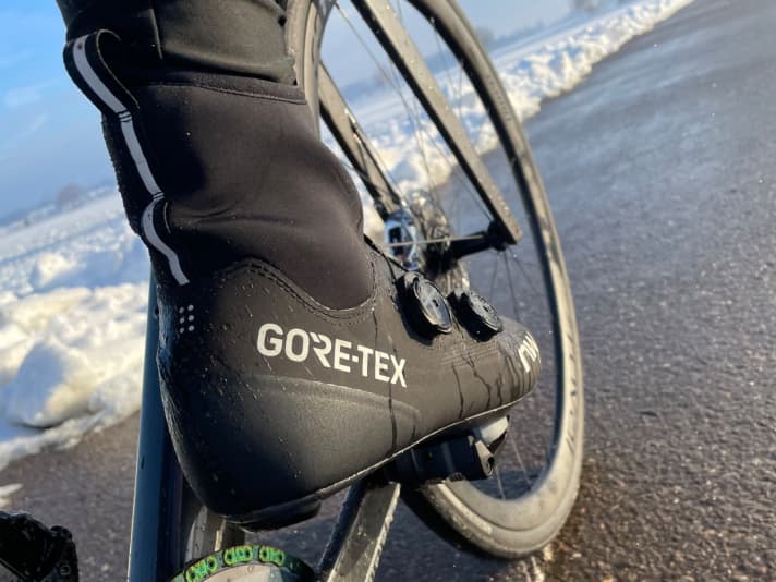 Thanks to the high shaft, the Flagship R GTX offers very good splash protection, but is a little difficult to put on.