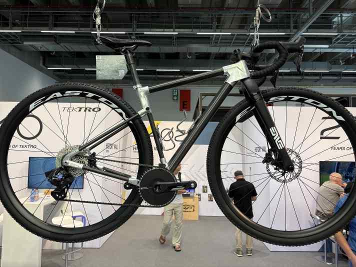 Le Faction Bike Studio Atlas était l'un des rares vélos de gravel de 32 pouces présentés au salon Eurobike 2026.