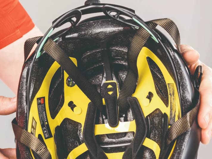 MET's Manta has the classic Mips cage, which doesn't feel so nice and can sometimes creak.