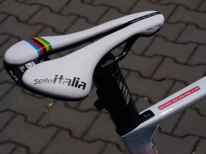 The carbon saddle from Selle Italia is also a tribute to the world championship title