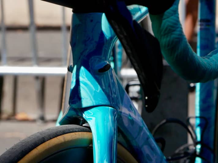 Six couleurs sont disponibles selon la marque italienne de luxe. Vauquelin conduit la version "Bluemarin Drip".