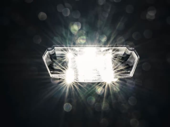 Lampen mit integriertem Fernlicht ermöglichen das Beste aus zwei Welten: StVZO-konformes Fahren und beste Sicht im Dunkeln.