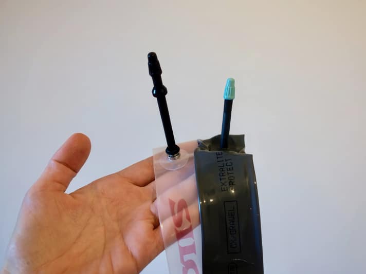 Sur la photo : une chambre à air en TPU de Silca avec une valve de 70 millimètres et une d'Aeron avec une valve de 42 millimètres.