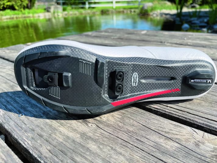 Die versenkten Cleats, der ­Sohlenrand und der ­kleine Absatz machen aus dem Rad- fast einen Gehschuh.