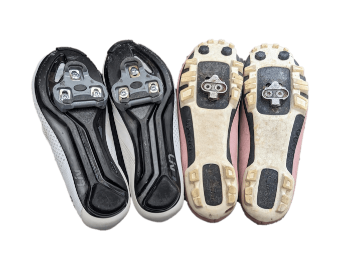 Pedal plate attached to the road cycling shoe with 3 screws (left), cleats on the gravel shoe with 2 screws