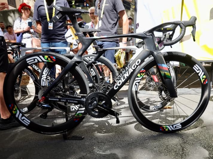 Noir au lieu de blanc : Tadej Pogačar a changé de vélo pour la 16ème étape.