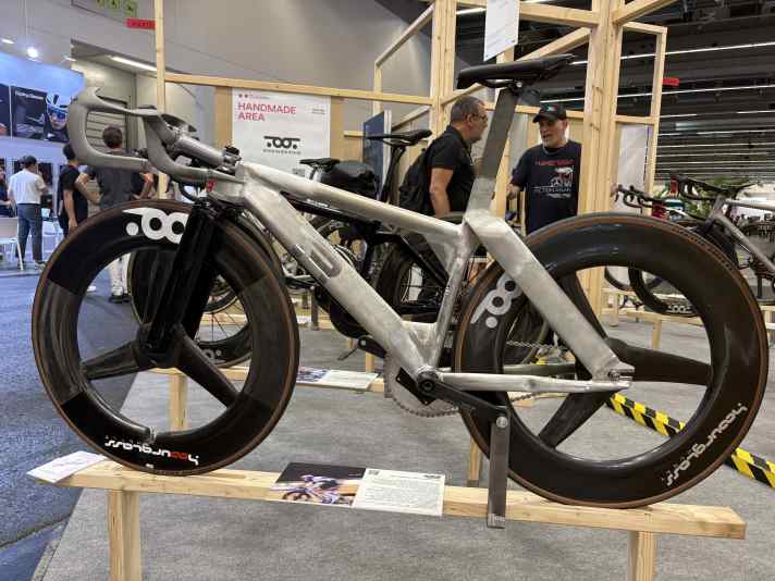 Le TOOT Racing X23 adopte une position extrêmement aérodynamique pour ne pas gaspiller le moindre watt. Ce vélo de piste originaire du lac de Garde attire indéniablement tous les regards.