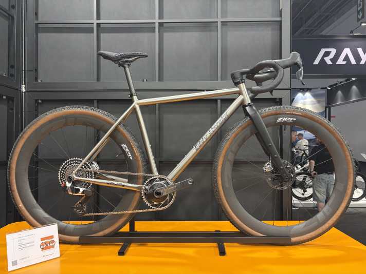 Avec l'Eddy Merx Corsa Strasbourg Ti, les adeptes du gravel sont assurés de rouler avec style.