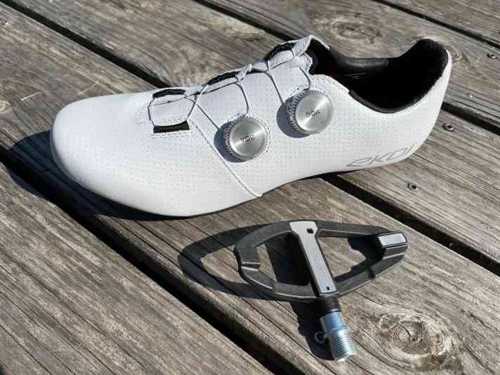 Die Biegung des Pedals folgt exakt der Biegung der Schuhsohle