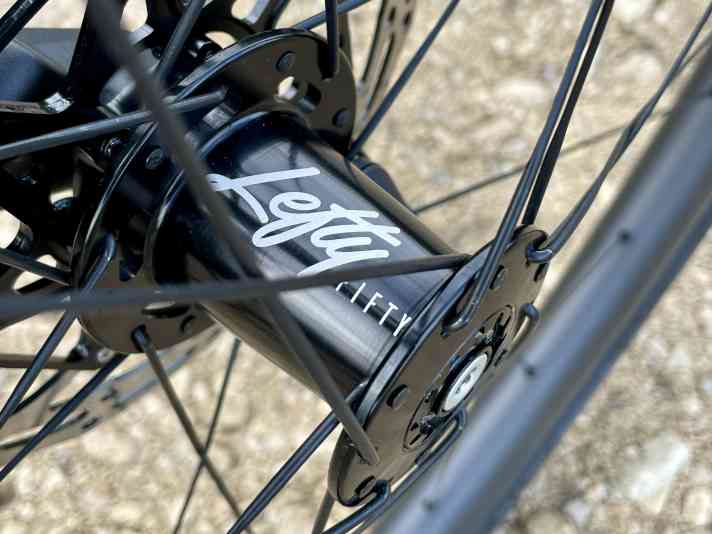 The single-arm Lefty suspension fork with special hub also attracts attention on the new generation of the Topstone.