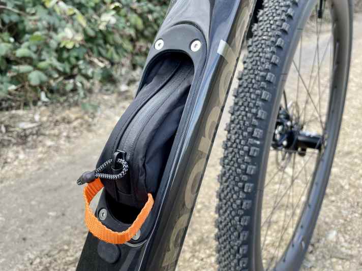 A storage compartment with transport bag is new. Additional luggage can be attached to the frame and fork.