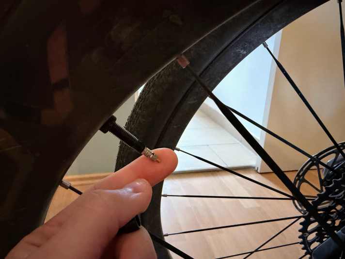 Ventil aufschrauben: Die meisten Gravelbikes sind mit Presta-Ventile verbaut. An denen ist vorn eine kleine Rändelmutter. Um die Luft rauszulassen, muss diese aufgeschraubt werden.