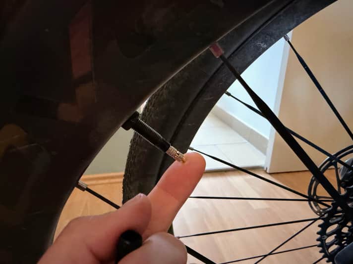 La troisième étape du dégonflage consiste à pousser le poussoir dans la valve. L'air s'échappe alors.