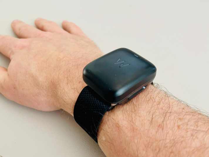 Der Zusatzakku, der das Whoop induktiv lädt, soll die Akkulaufzeit auf vier Wochen erweitern.