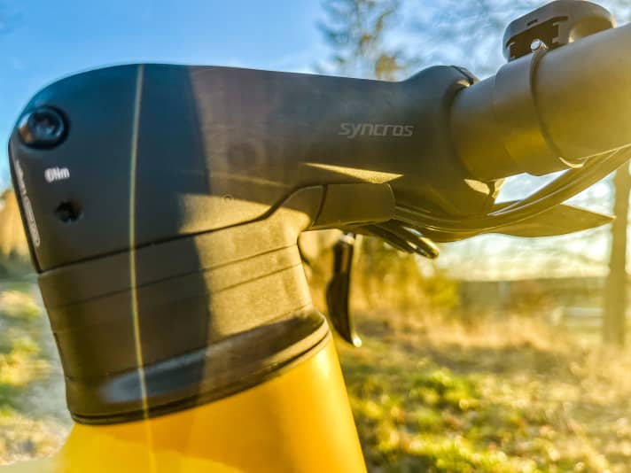 Auch beim Alu-Gravelbike verbaut Scott eine integrierte Vorbau-Lösung von Syncros, die die Züge direkt ins Rahmeninnere leitet.