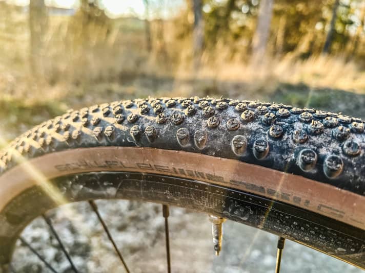 The performance version of the Schwalbe G-One Bite with bronze sidewall is suitable for tubeless operation like the top version. Tubes were fitted to the test bike.