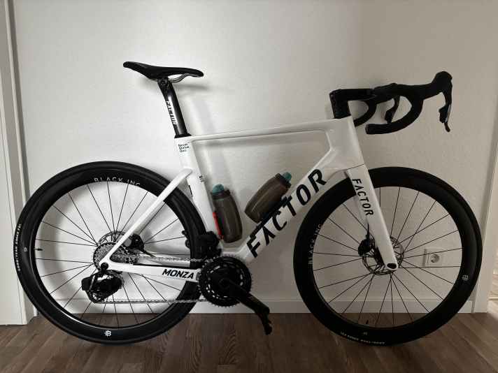 Tout est monté et prêt à partir. Les porte-bidons sont déjà installés sur le vélo.