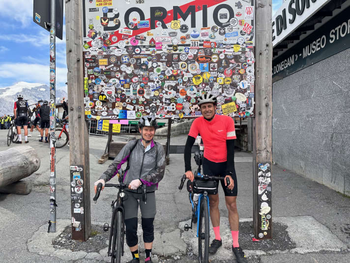 Kaputt und glücklich - Nina und Oliver nach dem Triple Stelvio 2023.