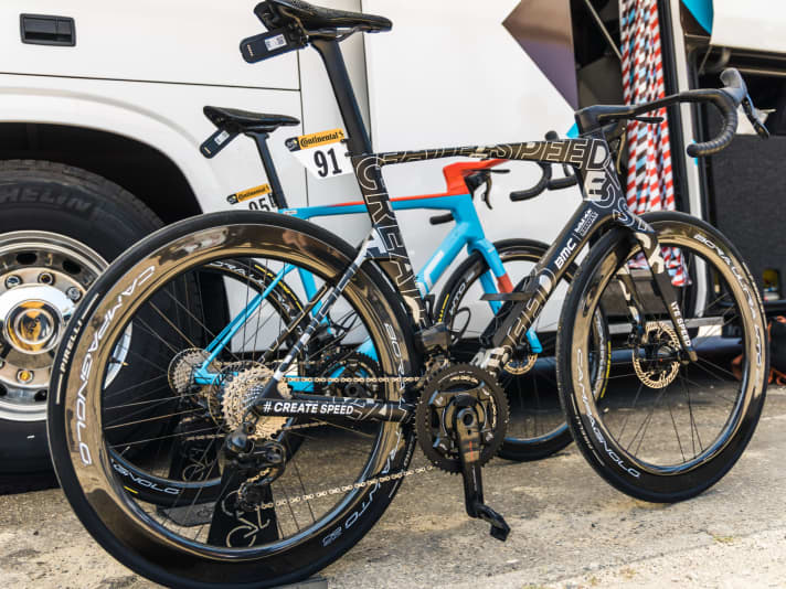 Den Prototypen des neuen BMC konnte TOUR bereits im Sommer bei der Tour de France unter die Lupe nehmen.