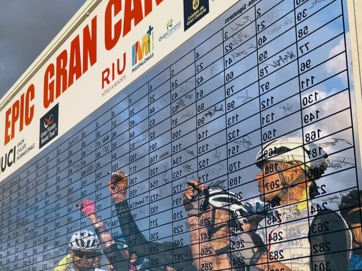 Registration of participants at the start in Maspalomas