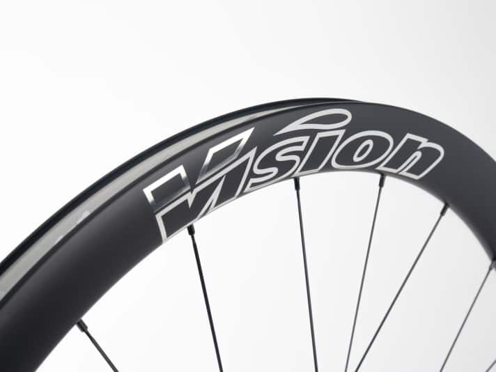 Les nouvelles roues sont dotées d'inscriptions argentées réfléchissantes.
