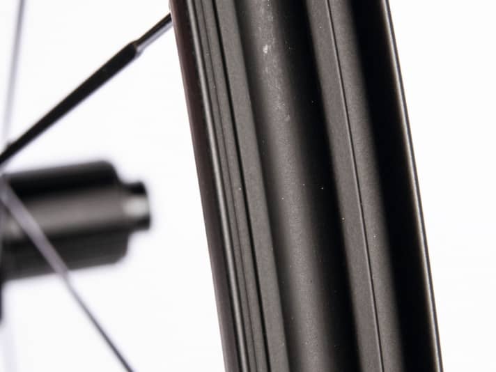 Das geschlossene Felgenbett bei Mavic und Fulcrum macht das ­Felgenband bei Tubeless-Reifen überflüssig