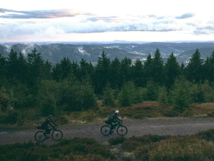 The new Rose Backroad aims to be an e-gravel bike for bikepackers. However, the 13.4-kilo bike could also be of interest to commuters.