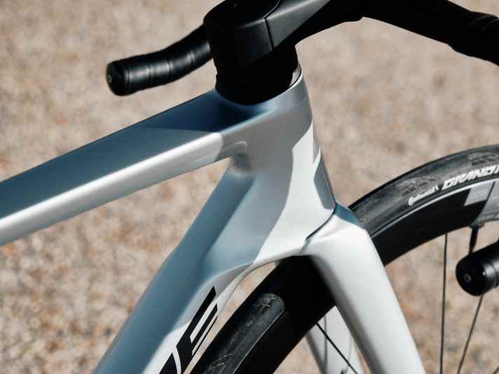 The new design of the frameset looks much more aggressive than its predecessor.
