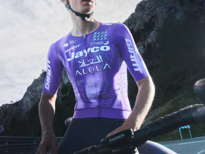 Das Trikot wurde um Flammen in einem leuchtenden Grünton erweitert