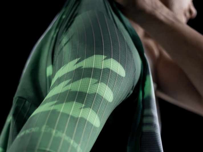 The 3D-ribbed sleeve channels smooth out turbulent airflows and delay flow separation at the arms and shoulders